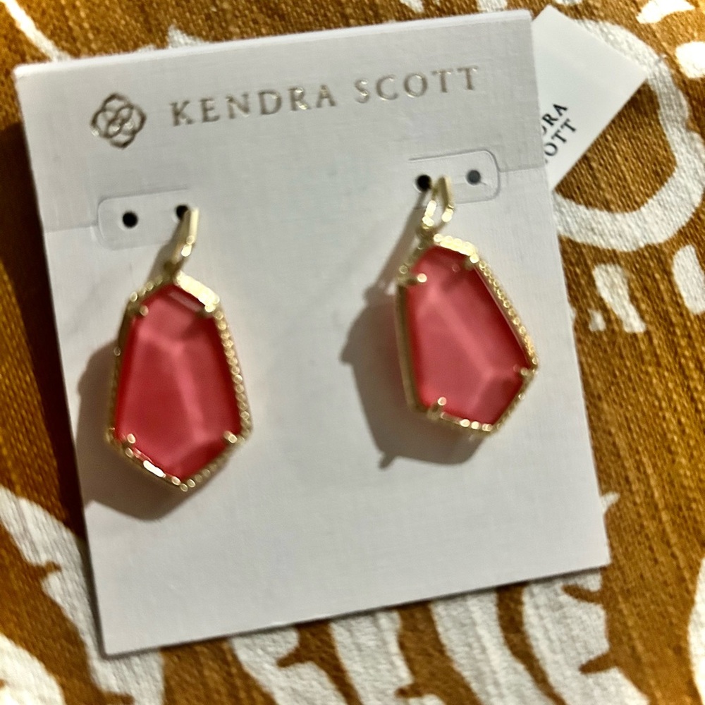 Kendra Scott Daphne Gold Drop Earrings in Coral Pink Mother of Pearl